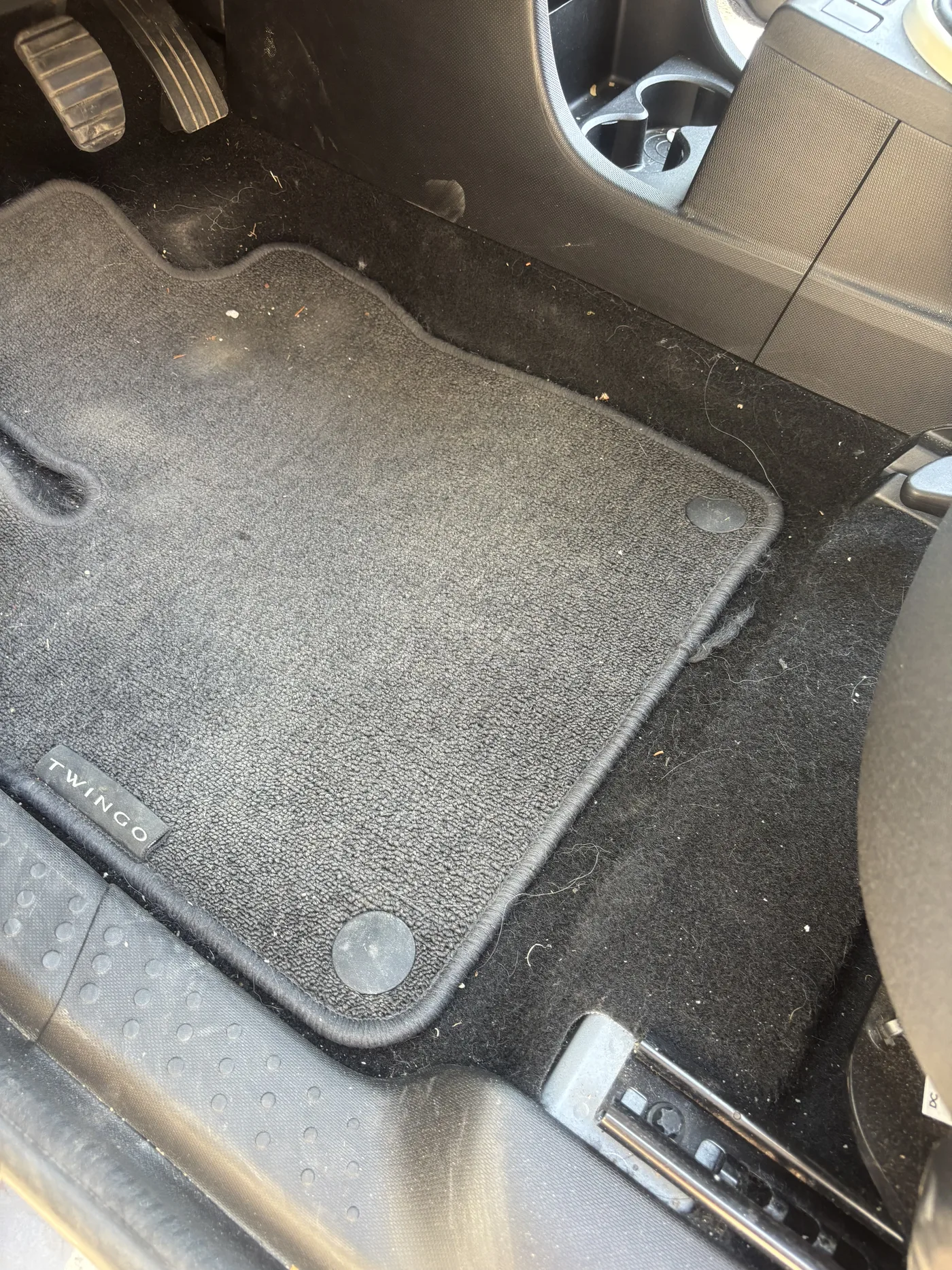 Avant — tapis et moquette conducteur encrassés